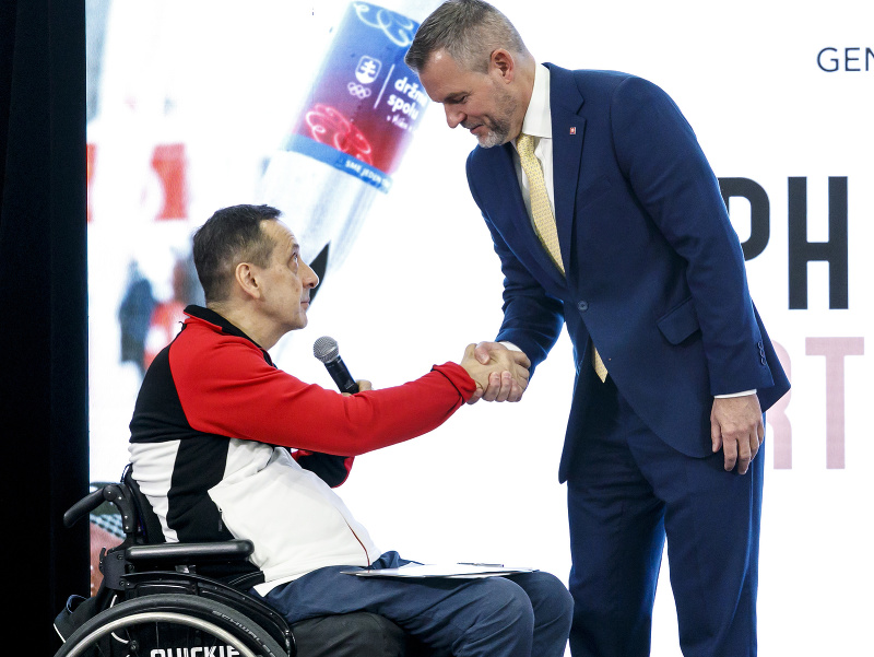 Na snímke prezident SR Peter Pellegrini (vpravo) a predseda Slovenského paralympijského výboru (SPV) Ján Riapoš si podávajú ruky počas stretnutia po návrate slovenskej výpravy zo zimných paralympijských hier Milano Cortina d’Ampezzo