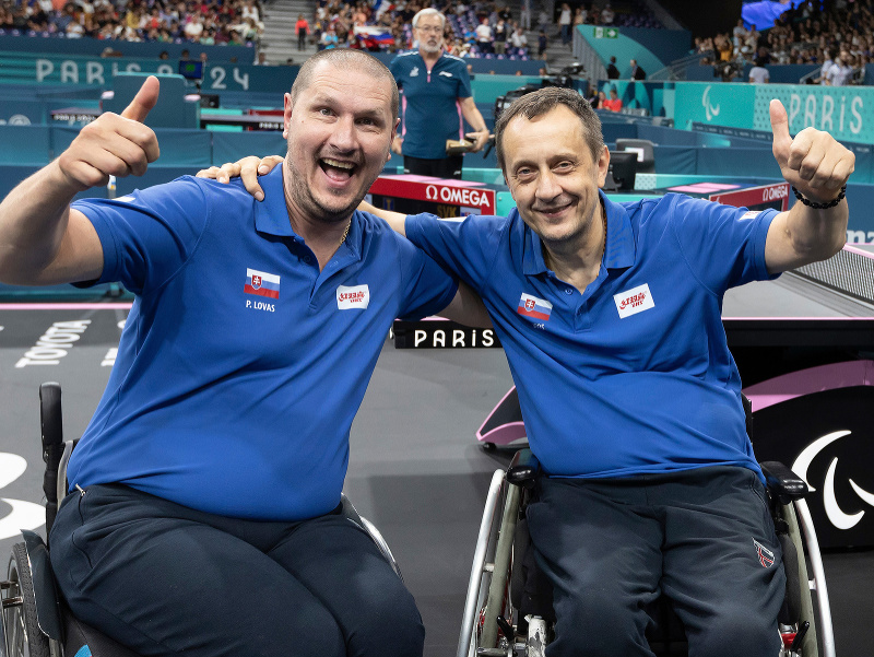 Na snímke slovenskí reprezentanti v parastolnom tenise Peter Lovaš (vľavo) a Ján Riapoš  sa tešia zo zisku zlata