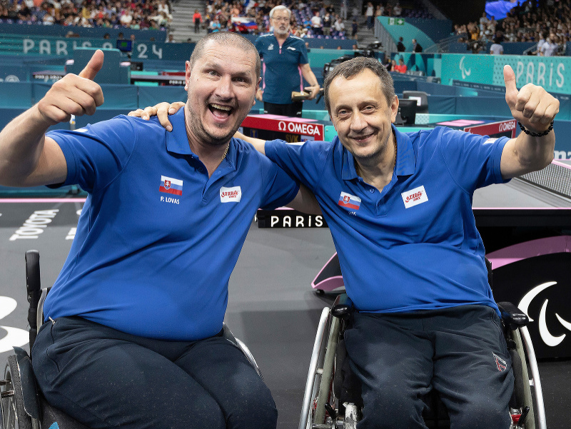 Na snímke slovenskí reprezentanti v parastolnom tenise Peter Lovaš (vľavo) a Ján Riapoš  sa tešia zo zisku zlata