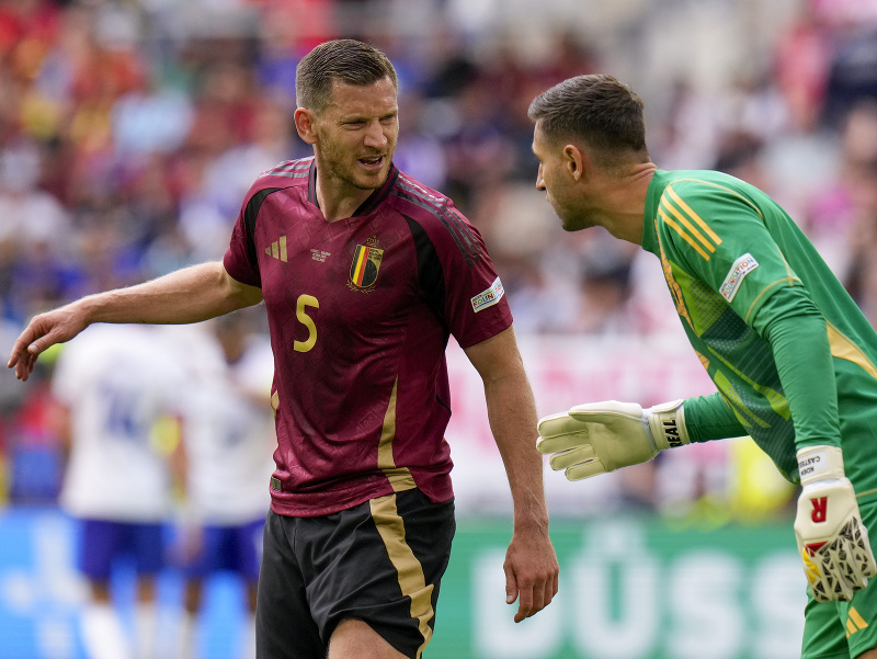 Jan Vertonghen v debate s Koenom Casteelsom (brankár) počas zápasu na ME vo futbale 2024