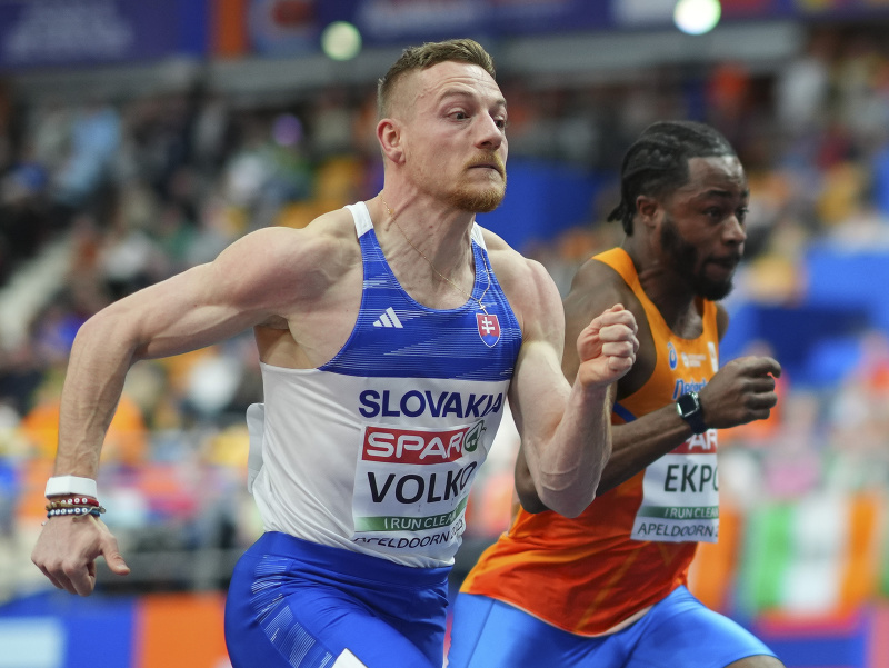 Slovenský šprintér Ján Volko (vľavo) počas rozbehu v behu na 60 m 