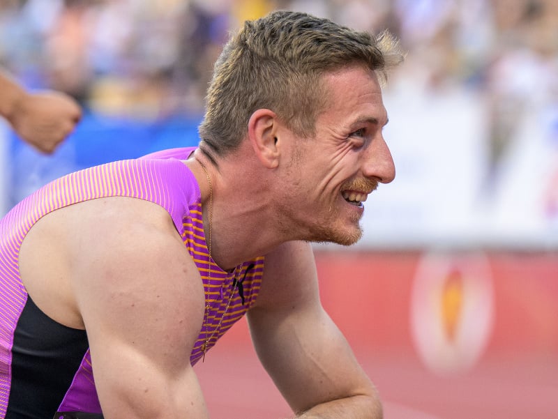 Ján Volko (Slovensko) sa teší z víťazstva v behu na 200 metrov počas 60. ročníka atletického mítingu Tipos P-T-S v Banskej Bystrici 8. augusta 2025