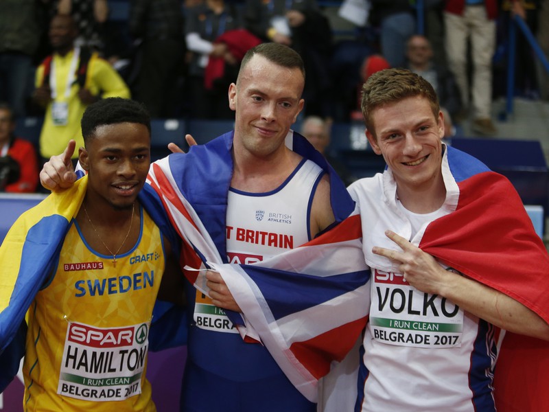 Slovenský šprintér Ján Volko (vpravo) pózuje po finálovom behu na 60 m na halových ME v atletike v Belehrade
