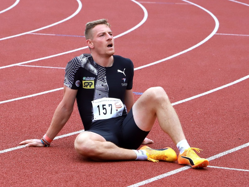 Na snímke Ján Volko (Naša atletika Bratislava) sedí na tartane po behu na 200 m počas Majstrovstiev Slovenska mužov