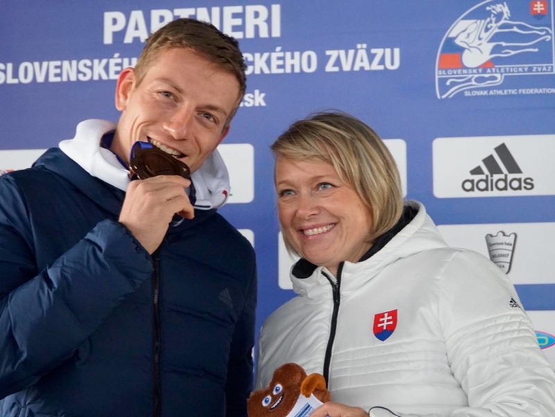 Ján Volko s bronzovou medailou a Naďa Bendová