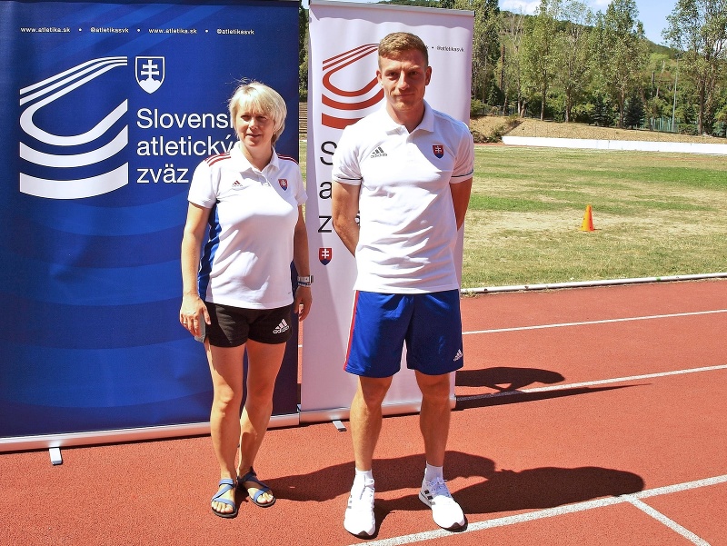 Na snímke sprava slovenský šprintér Ján Volko a trénerka Naďa Bendová pózujú počas brífingu pred odchodom na majstrovstvá Európy v Bratislave 12. augusta 2022.