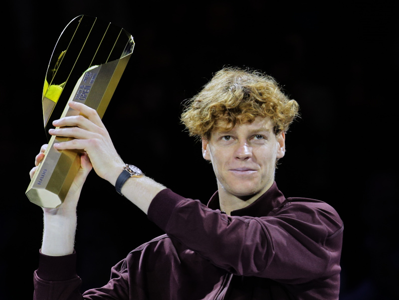 Jannik Sinner s víťaznou trofejou po triumfe vo Viedni