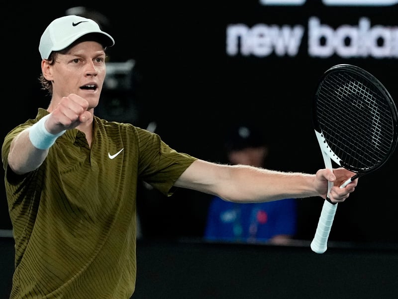 Taliansky tenista Jannik Sinner reaguje po výhre vo štvrťfinálovom zápase mužskej dvojhry na grandslamovom turnaji Australian Open 