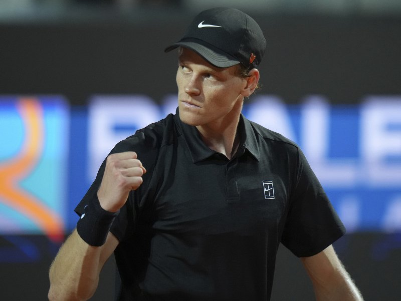 Jannik Sinner a jeho víťazné gesto