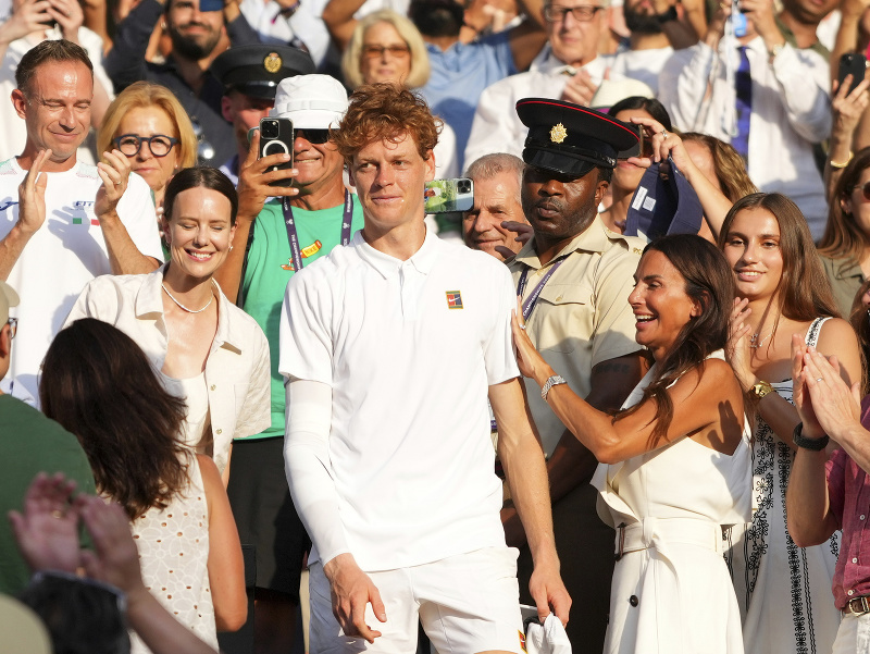 Taliansky tenista Jannik Sinner prvýkrát v kariére triumfoval na grandslamovom Wimbledone