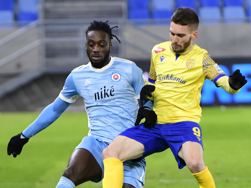 Na snímke vľavo Mienty Abena (Slovan) a János Hahn (DAC) v súboji o loptu