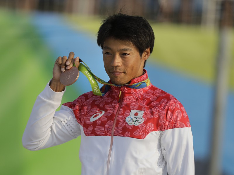 Japonský vodný slalomár Takuja Haneda a jeho reakcia po zisku bronzovej medaily