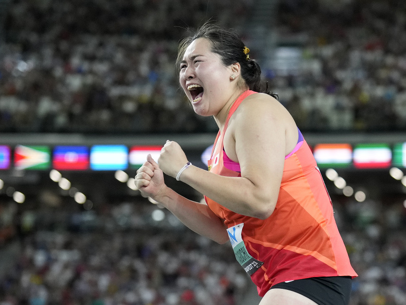 Japonka Haruka Kitagučiová reaguje počas pokusu vo finále žien v hode oštepom na atletických MS v Budapešti