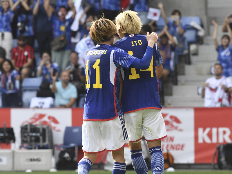 Junya Ito (vpravo) oslavuje gól v národnom drese 
