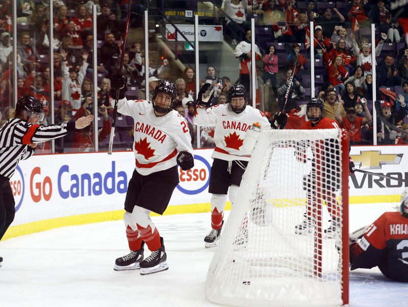 Radosť hokejistiek Kanady po góle do siete Japonska
