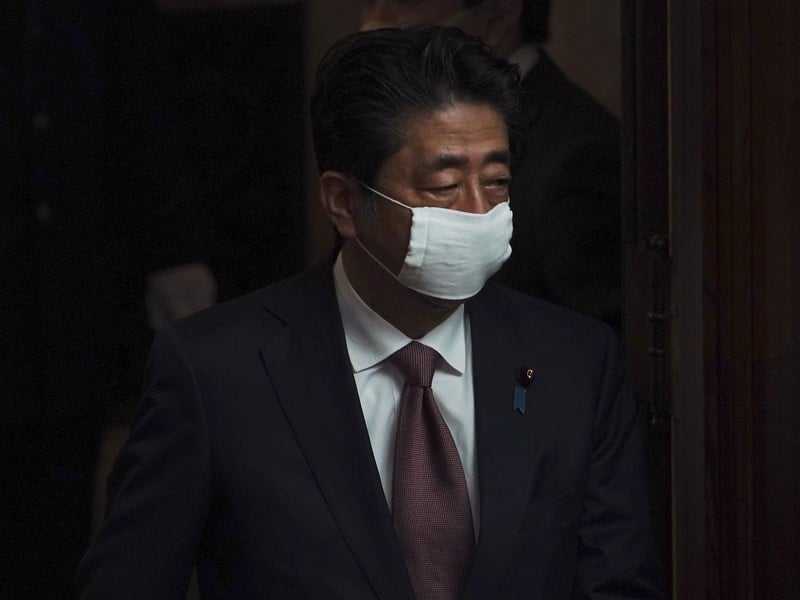 Japonský premiér Šinzó Abe s ochranným rúškom