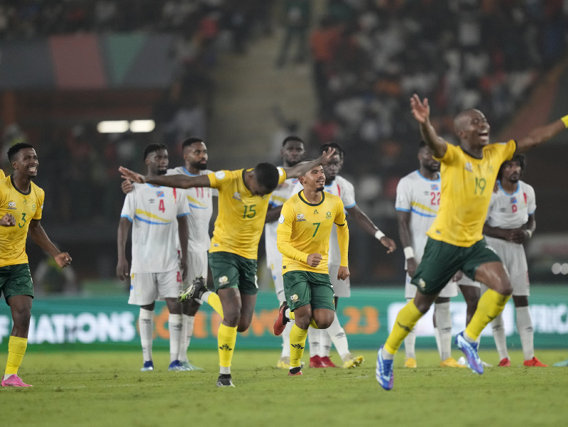 Hráči Juhoafrickej republiky a ich radosť po víťaznej penalte
