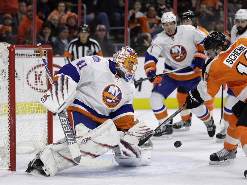 Jaroslav Halák (41) a Brayden Schenn (10)
