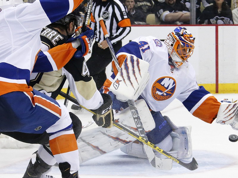 Jaroslav Halák z Islanders v nočnom dueli proti Pittsburghu