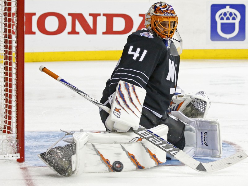 Jarosláv Halák bude pre zranenie chýbať tímu NY Islanders šesť až osem týždňov.