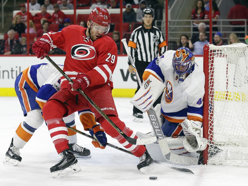 Bryan Bickell pred brankárom Jaroslavom Halákom