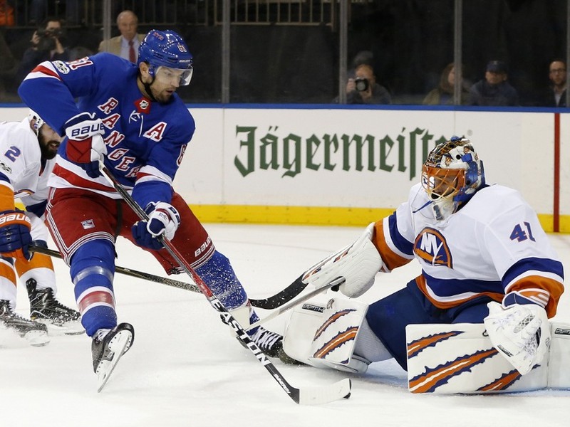 Rick Nash útočí na bránu Jaroslava Haláka.