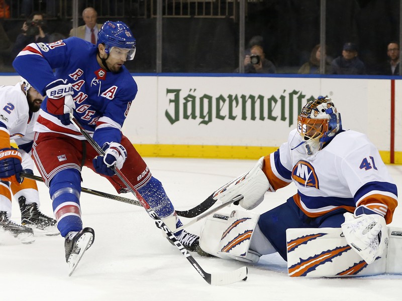 Rick Nash sa snaží prekonať Jara Haláka