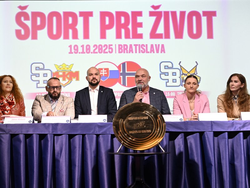 Na snímke sprava ambasádorka eventu Eva Novotná Verešová, kapitánka slovenskej hádzanárskej reprezentácie Kristína Pastorková, prezident Slovenského zväzu hádzanej Jaroslav Holeša, výkonný riaditeľ HC Slovan Bratislava Peter Kúdelka, predseda Združenia pr