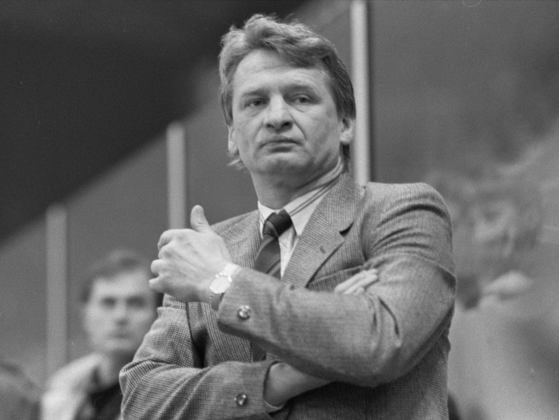 Na archívnej fotografii asistent trénera Jihlavy Jaroslav Holík počas semifinále československej hokejovej ligy 1990/1991 HC Dukla Jihlava – VSŽ Košice