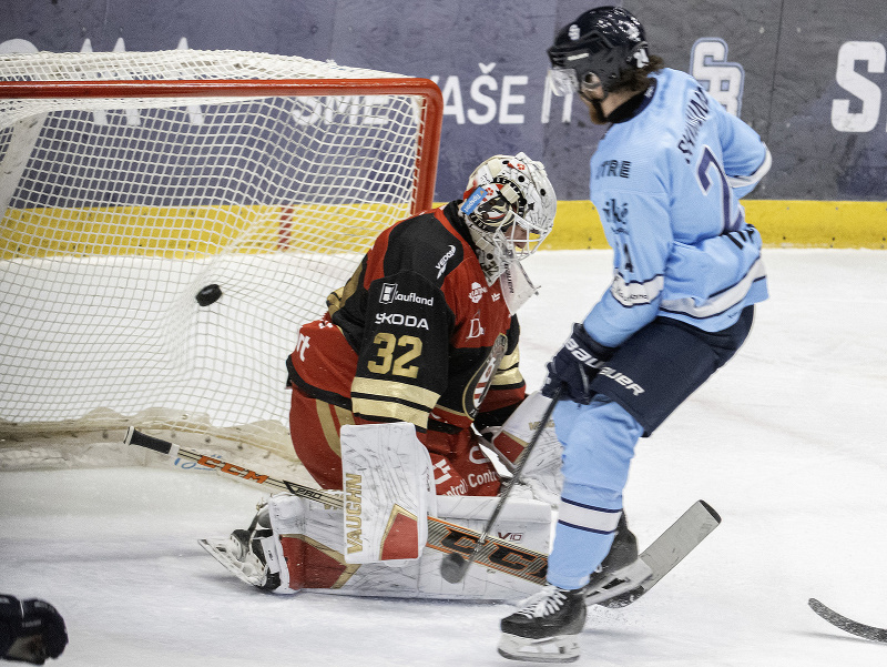 Na snímke sprva strieľa gól na 3:0 pre Slovan Brendan Shinnimin (Slovan) a brankár Jaroslav Janus (Prešov) 
