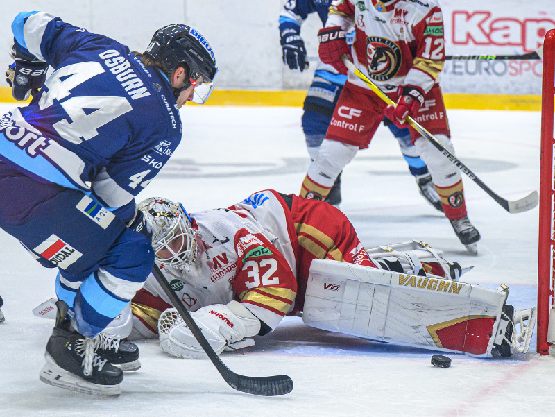 Na snímke zľava Zach Osburn (Nitra) a brankár Jaroslav Janus (Prešov) v zápase 10. kola hokejovej Tipsport 
