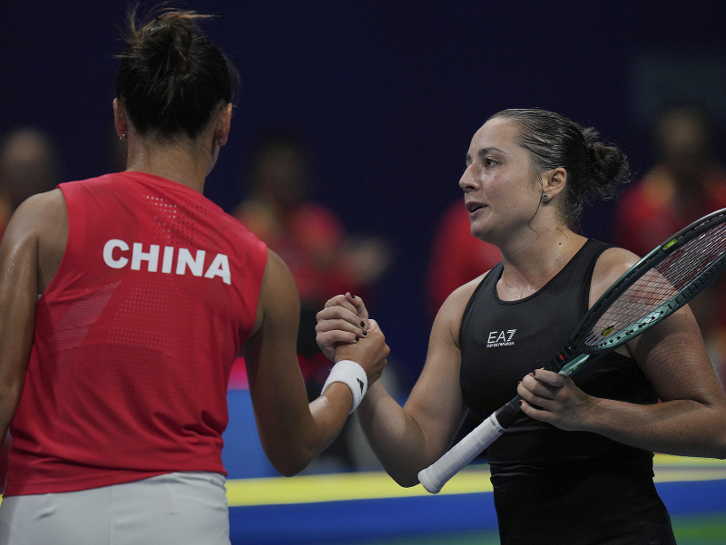Elisabetta Cocciarettová si podáva ruku s Yuan Yue