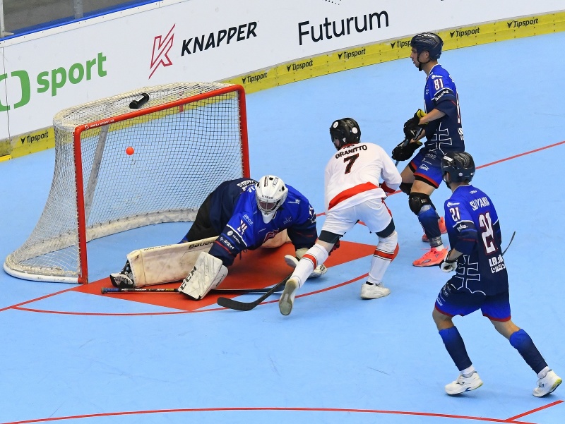 Kanadský hokejbalista Jason Grannitto strieľa gól brankárovi Mariánovi Mališovi