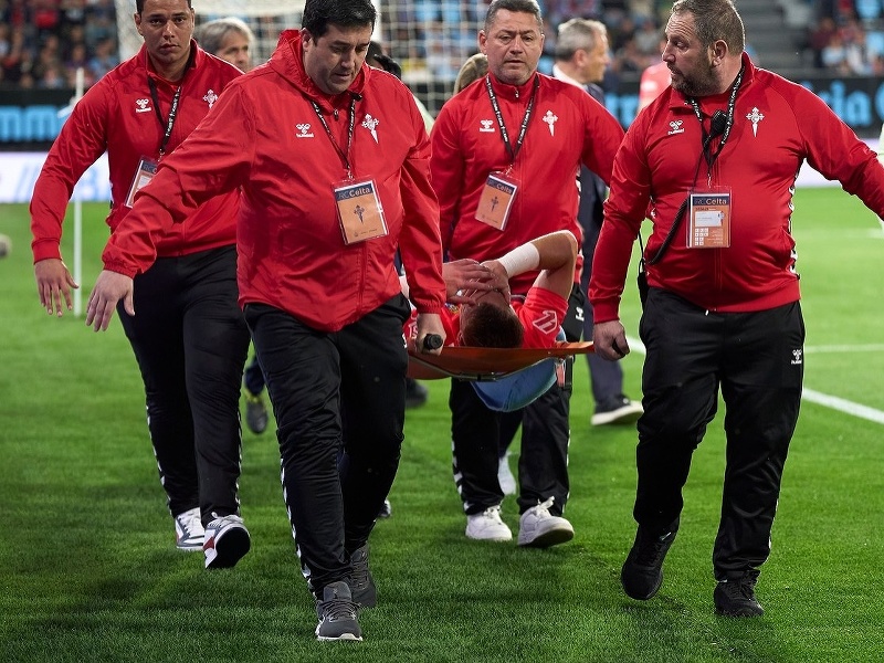 Holandský brankár Jasper Cillessen musel opustiť ihrisko na nosidlách