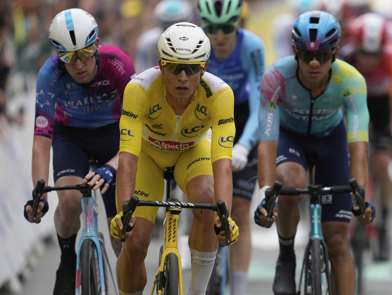 Jasper Philipsen (v žltom) počas dojazdu Tour de France