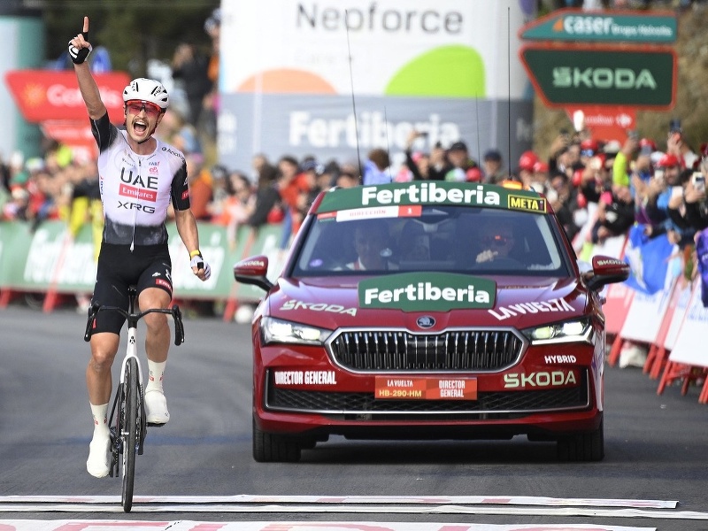 Austrálčan Jay Vine z tímu SAE Team Emirates-XRG oslavuje svoj triumf v cieli šiestej etapy Vuelty