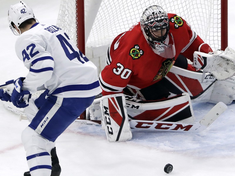 Tyler Bozak pred gólmanom Jeffom Glassom