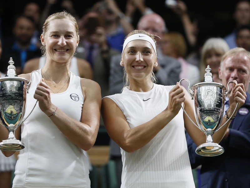 Jekaterina Makarovová a Jelena Vesninová sa radujú z wimbledonskej trofeje