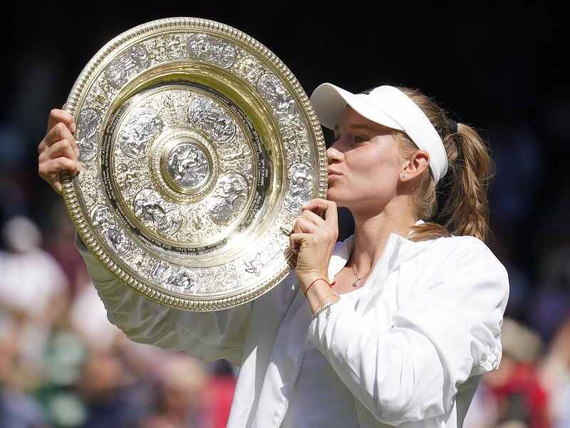 Jelena Rybakinová s trofejou za víťazstvo vo Wimbledone