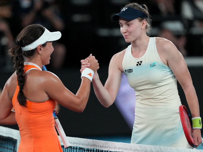 Jelena Rybakinová a Jessica Pegulová si podávajú ruky pri sieti