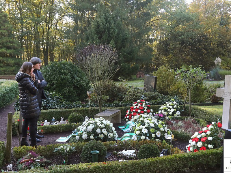 Tréner nemeckej futbalovej reprezentácie Joachim Löw (vpravo) navštívil hrob tragicky zosnulého brankára Roberta Enkeho v Hannoveri
