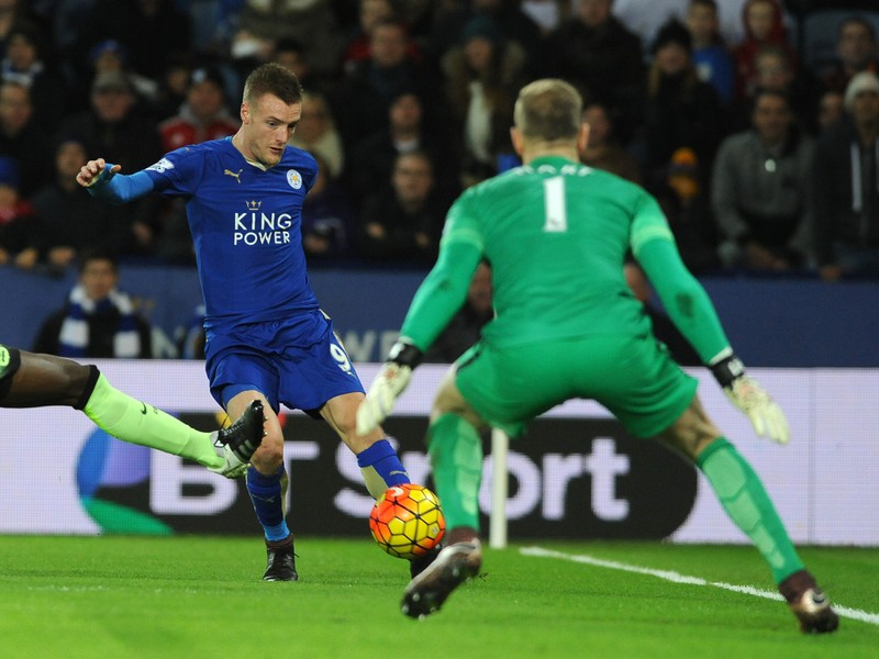 Jamie Vardy (v strede) sa snaží streliť gól brankárovi Joe Hartovi
