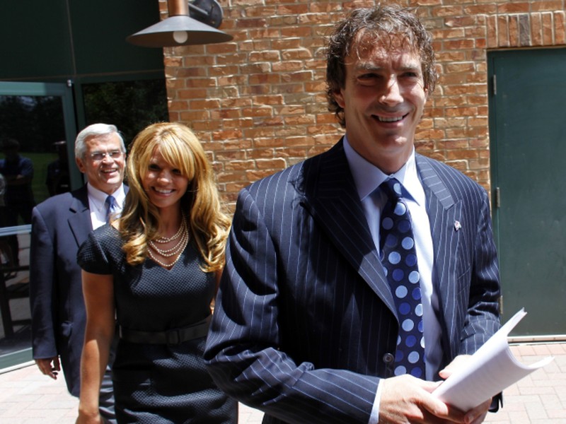 Joe Sakic, Debbie, agent Don Baisley, 9. júla 2009