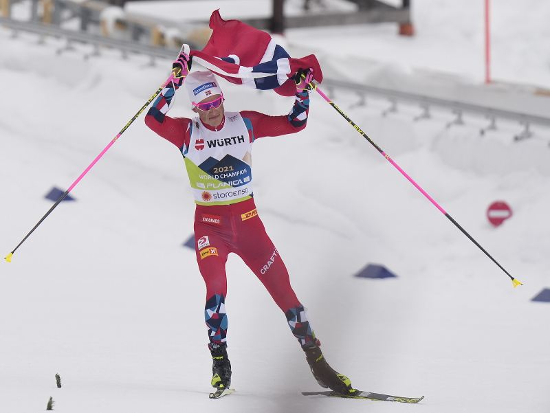 Nórsky bežec na lyžiach Johannes Hösflot Kläbo víťazí v štafete na 4x10 km na MS v severských lyžiarskych disciplínach