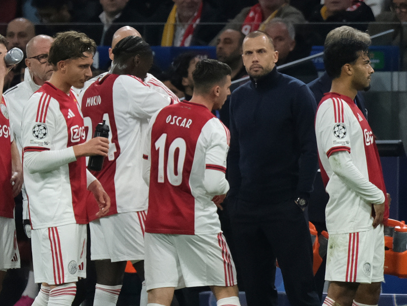Tréner John Heitinga počas zápasu s hráčmi Ajaxu