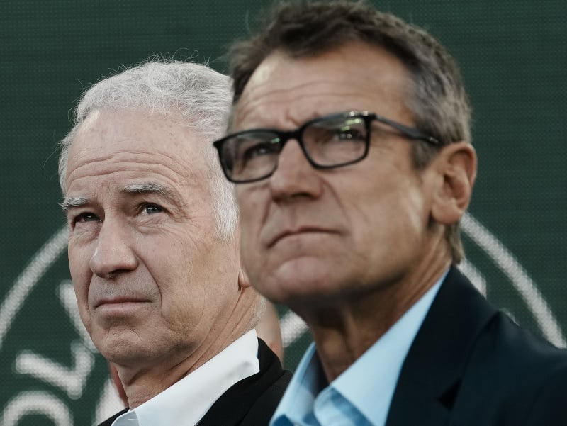 Bývalý švédsky tenista Mats Wilander, v pozadí John McEnroe