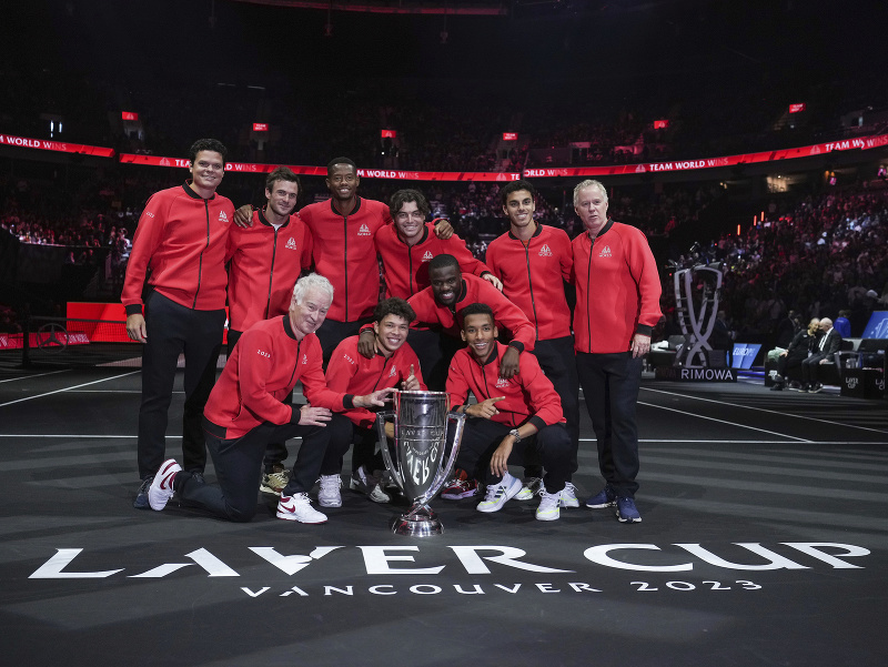 Tenisti Výberu Svet pózujú s trofejou pre víťaza Laver Cupu
