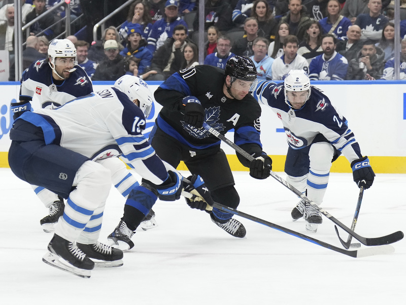 John Tavares v súboji s Jets