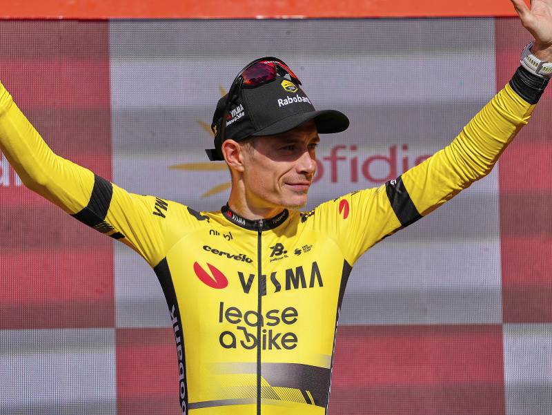 Jonas Vingegaard oslavuje na pódiu