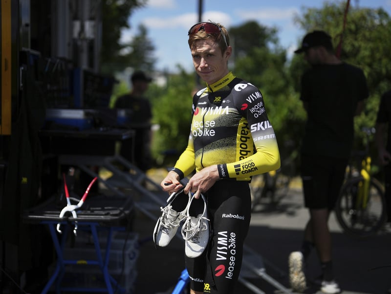 Dánsky cyklista Jonas Vingegaard z tímu Visma prichádza na tréningovú jazdu, dva dni pred štartom 112. ročníka prestížnych cyklistických pretekov Tour de France